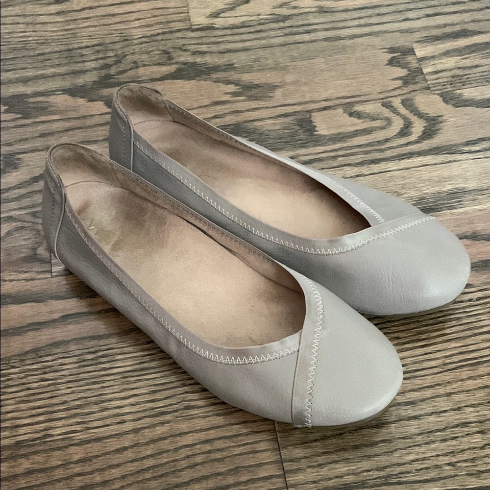 Vionic Caroll Tan Gray Crossover Leather Flats